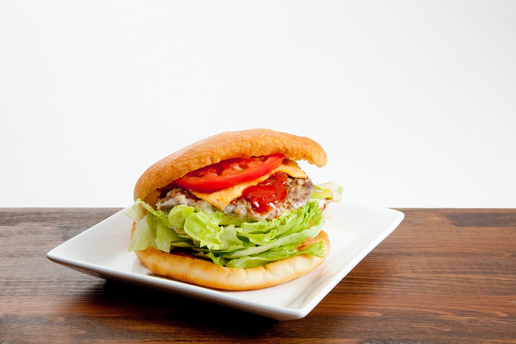食べるならコレ　あか牛AKVバーガー