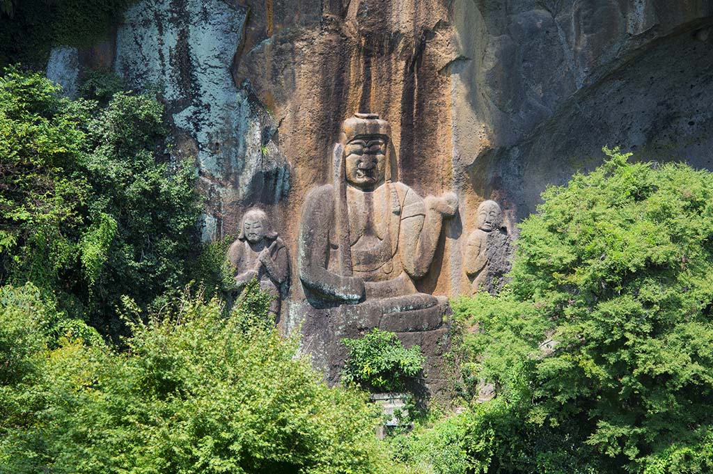 普光寺の摩崖仏と紫陽花