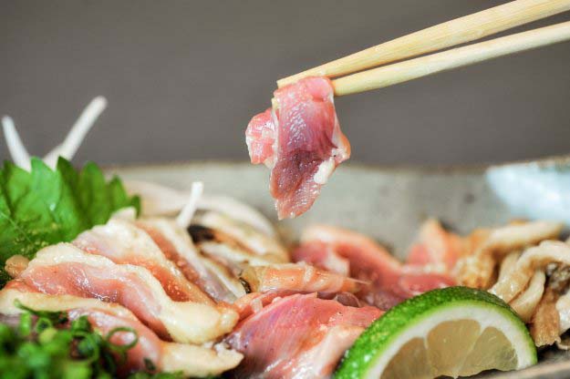 地元断トツ産物　鶏刺し