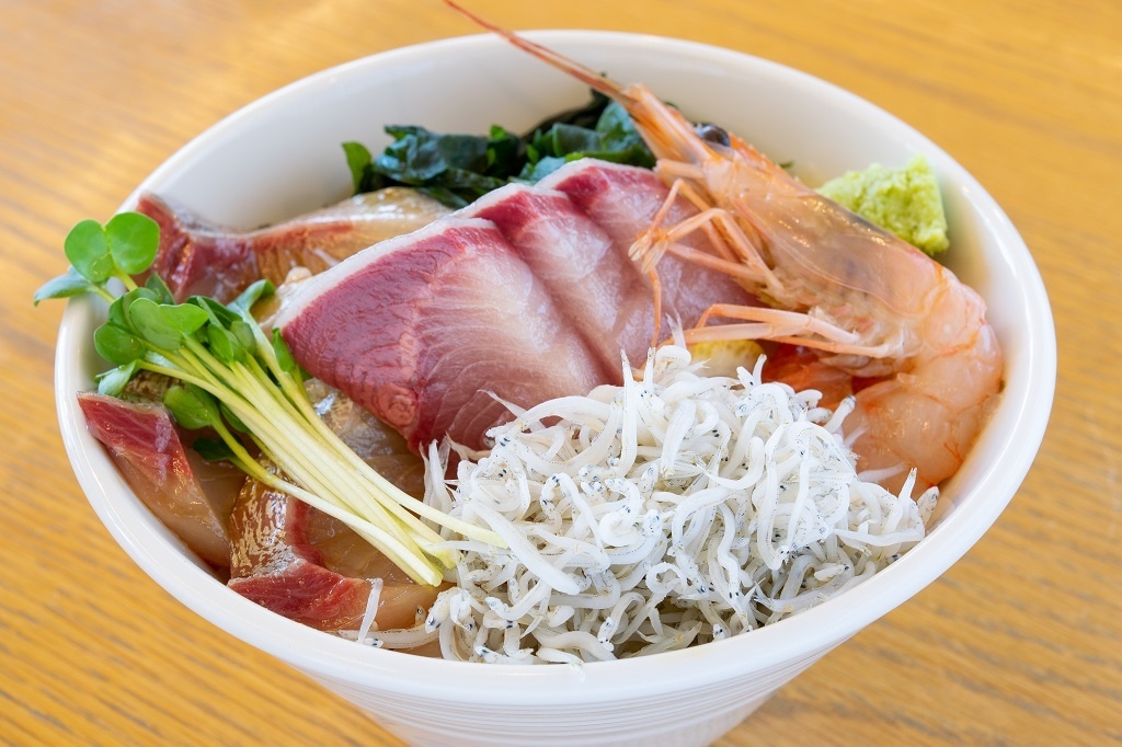 食べるならコレ　 ぶり・カンパチ・釜揚げシラス丼